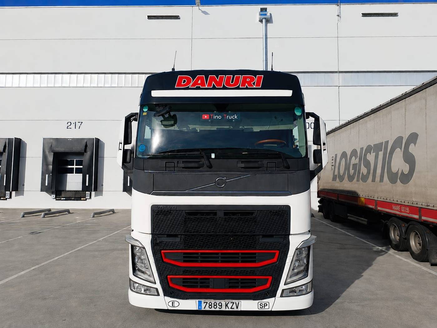 Cabeza tractora Volvo FH Danuri Logistics flota AVSEC para carga aérea Madrid-Barajas