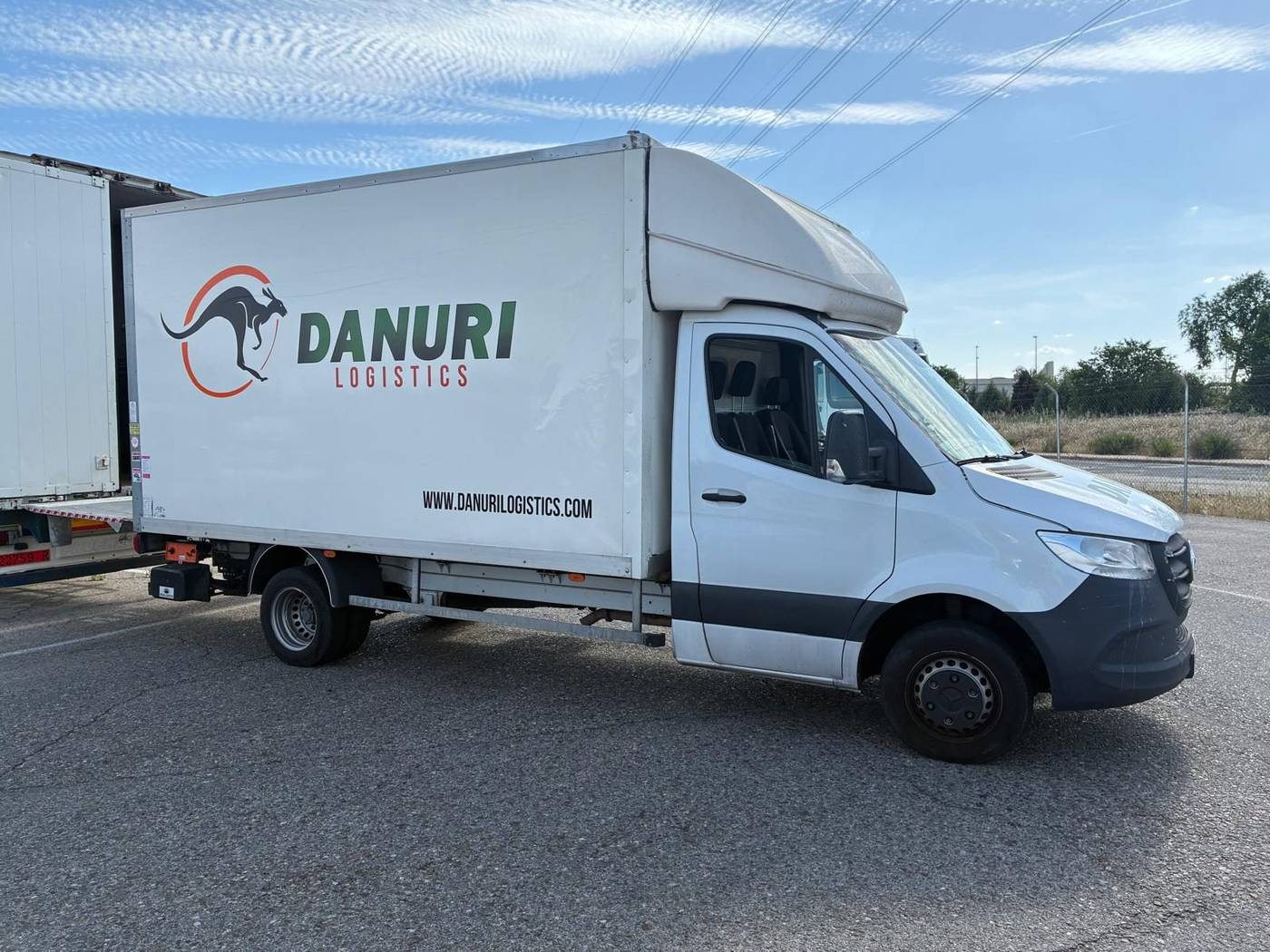 Furgoneta Mercedes Sprinter Luton Danuri Logistics para distribución e-commerce desde Madrid