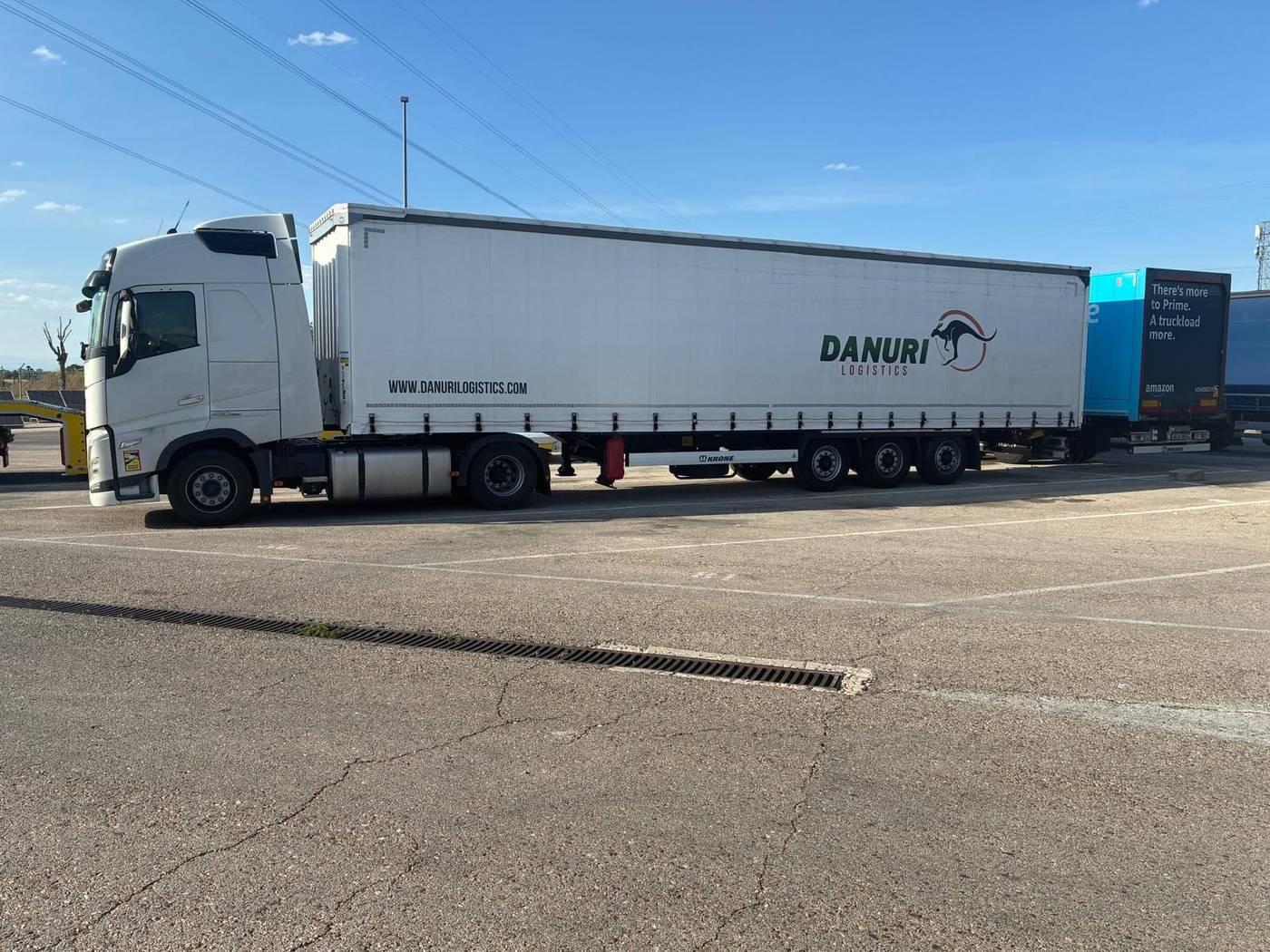 Camión Danuri Logistics aparcando junto a remolque Amazon Prime