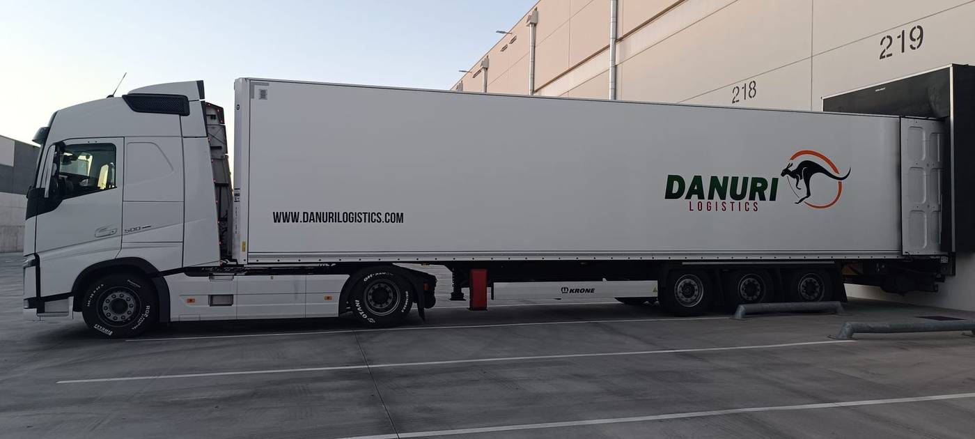 Semirremolque frigorífico Krone con tractora Volvo FH Danuri Logistics para transporte temperatura controlada