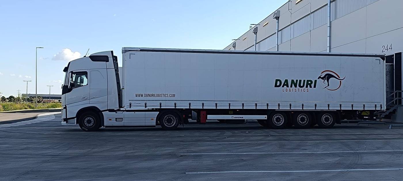 Camión Volvo FH con semirremolque tautliner Danuri Logistics para transporte FTL desde Madrid